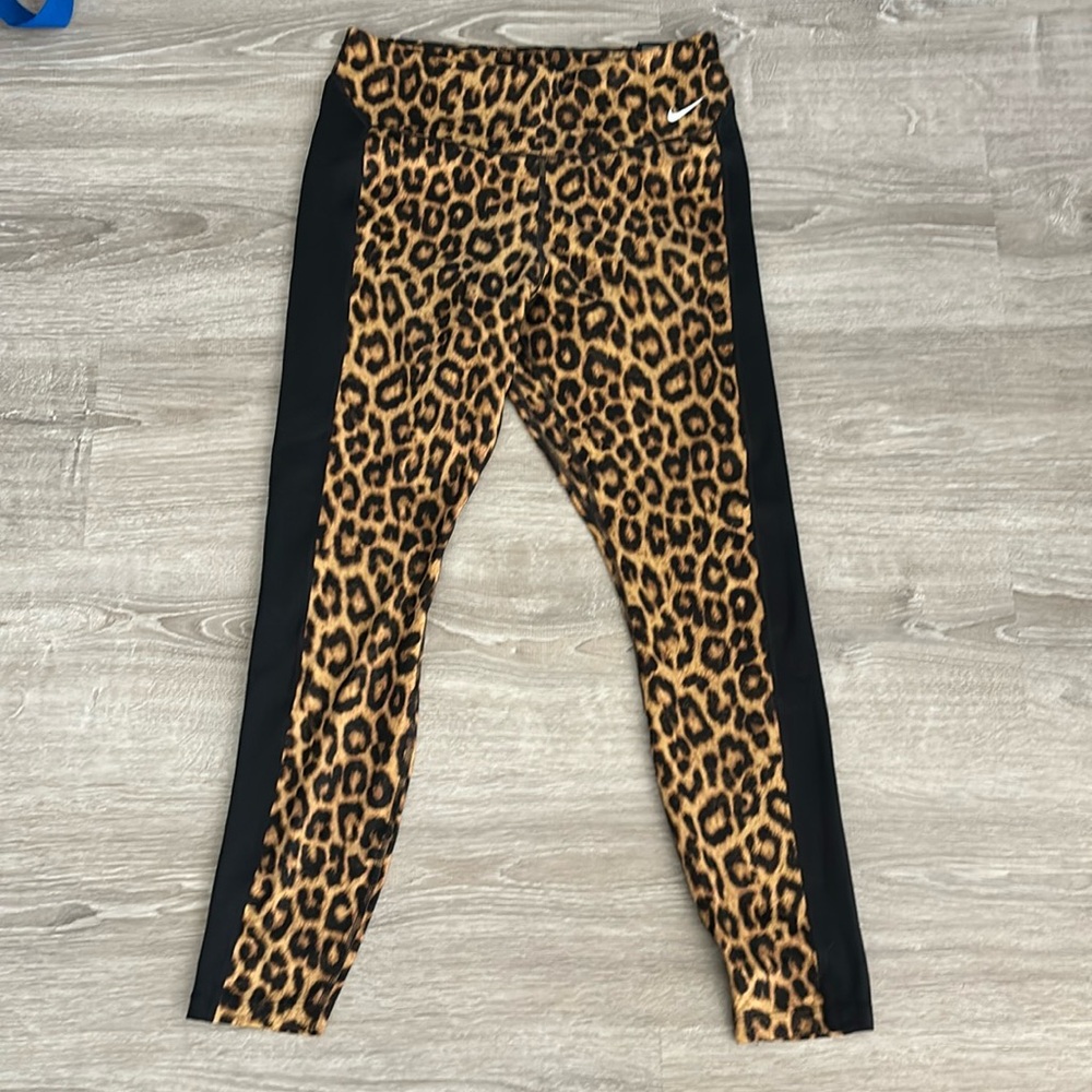 NWT Nike women’s performance 7/8 tights, leopard with black side panels